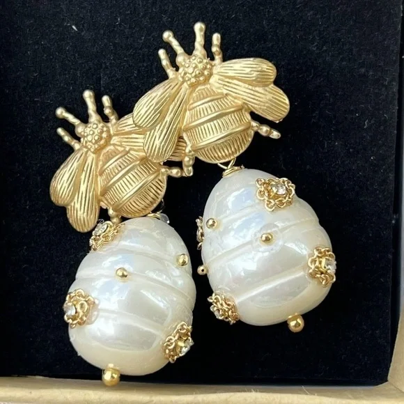 Bee Cultured Pearl Drop Earrings Vintage Bee Pearl Pendant Hypoallergenic - Picture 4 of 9